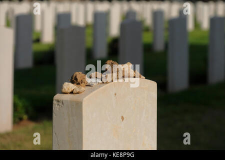 Steine, die im Zeichen der Dankbarkeit von jüdischen Besuchern platziert wurden, heißt es Nach der jüdischen Tradition auf dem Grab von a Jüdischer Soldat auf dem British war Cemetery mit 1,241 Commonwealth Auch die Bestattungen des Ersten Weltkriegs in Beerscheba wurden geschrieben Beer-Sheva die größte Stadt in der Negev-Wüste des Südens Israel Stockfoto