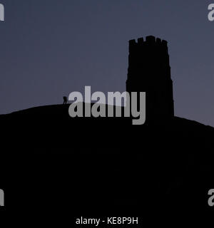 Silhouette von Glastonbury Tor, Somerset, St Michael's Tower auf der Spitze des Hügels. Stockfoto