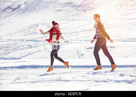 Sorglos glückliches junges Paar gemeinsam Spaß im Schnee. Stockfoto