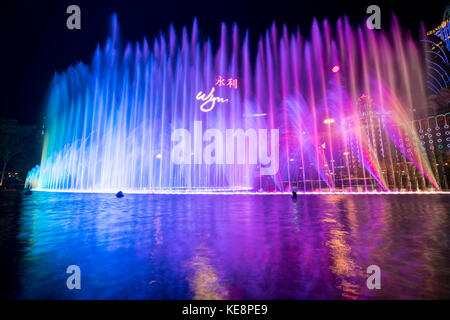 Macao (Macau), CHINA - Oktober 14, 2017: Macao (Macau) - Das spielende Kapital von Asien. Schöne und sehr farbenfrohe Stadt mit viel helles Neon sig Stockfoto