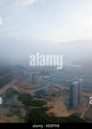 Luftaufnahme der Hochstraße im Bau in der Nähe Gehäuse beim Aufstehen Nebel Stockfoto