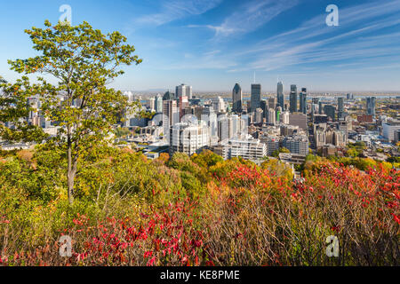 Montreal, Kanada - 18. Oktober 2017: Skyline von Montreal mit Herbstlaub vom Mont Royal Belvedere kondiaronk Stockfoto