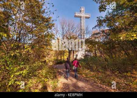 Montreal, Kanada - 18. Oktober 2017: Montreal Mont - royal Kreuz mit falllaub Farben Stockfoto