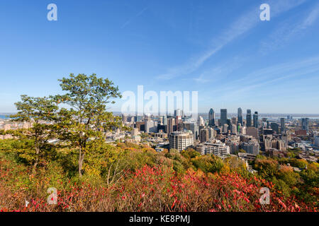 Montreal, Kanada - 18. Oktober 2017: Skyline von Montreal mit Herbstlaub vom Mont Royal Belvedere kondiaronk Stockfoto