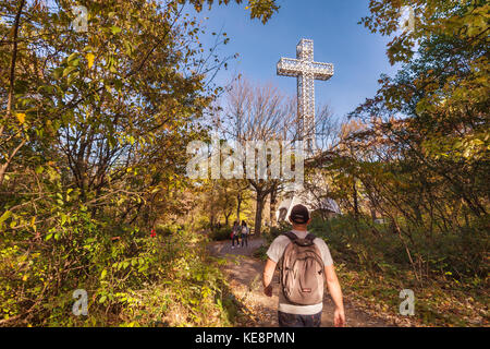 Montreal, Kanada - 18. Oktober 2017: Montreal Mont - royal Kreuz mit falllaub Farben Stockfoto