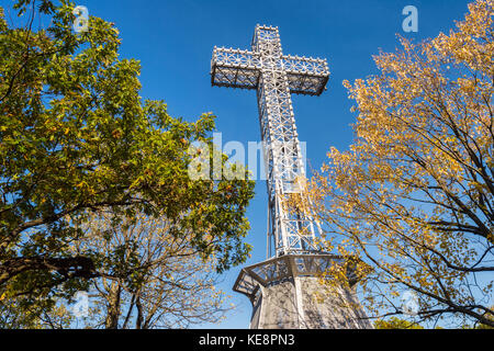 Montreal, Kanada - 18. Oktober 2017: Montreal Mont - royal Kreuz mit falllaub Farben Stockfoto