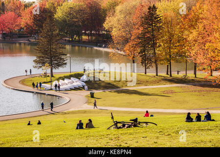 Montreal, Kanada - 18. Oktober 2017: Menschen genießen Sie einen warmen Herbst Tag im Mont Royal Park Stockfoto