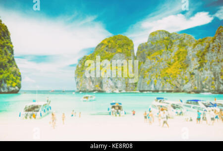 Verschwommen touristische auf weißem Sandstrand auf Maya Bay, Phi Phi Leh Island, Thailand - vintage Tone Stockfoto