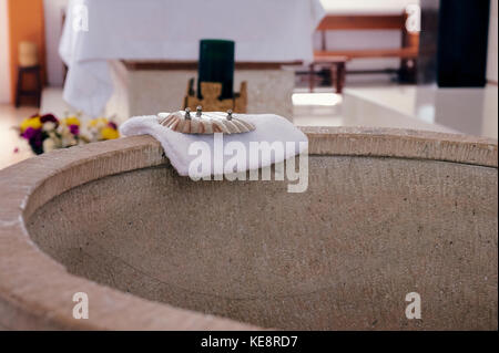 Baby Taufe katholische Kirche Zeremonie Stockfoto