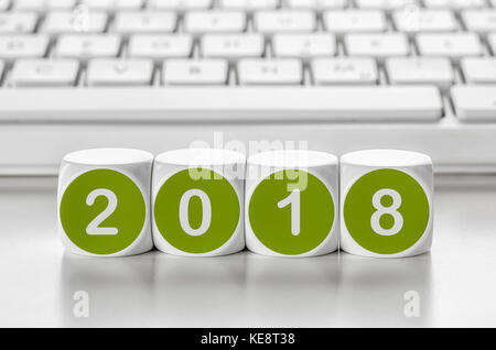 Schreiben Würfel vor einer Tastatur - 2018 Stockfoto