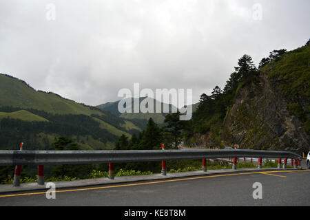 Die gebirgige und trübe Umwelt entlang der Weise National Park in Taiwan zu taroko (2017) Stockfoto