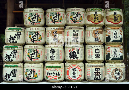 Die Trommeln oder Fässer von Sake (japanischer alkoholische Getränke), wahrscheinlich als eine Opfergabe, die in einem Tempel verwendet. pic in Nara, Japan genommen wurde, Juli 2017. Stockfoto