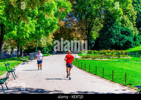 Zwei männliche Jogger an Buttes-Chaumont Park in Paris. Stockfoto