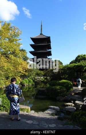 Menschen mit Kimono/Yukata an der toji Tempel in Kyoto, Japan. Es ist eine 5-stöckige Pagode sowie der höchste Holzturm in Japan. Pic wurde in genommen Stockfoto