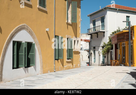 Neu asphaltierte Straße in der Altstadt von Paphos, Paphos, Zypern. Die Arbeit ist Teil der Regeneration für die Europäische Stadt der Kultur 2017 Jahr. Stockfoto