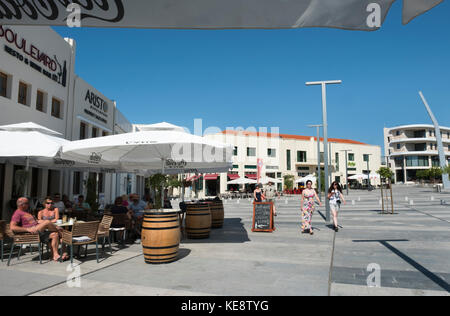 Das aktualisierte Kennedy Platz in Paphos Altstadt mit Pafos Europäische Stadt der Kultur 2017 feiern zusammen. Stockfoto