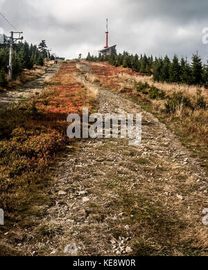 Höchste Berg der Beskiden moravskoslezske in der Tschechischen Republik - Lysa hora Hill im Herbst Tag Stockfoto