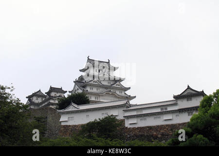 Zu Fuß näher an Himeji Castle (das ist auch als "white heron") auf einem Hügel auf einem bewölkten Tag. Pic im August 2017 aufgenommen wurde. Stockfoto