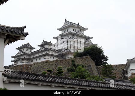 Zu Fuß näher an Himeji Castle (das ist auch als "white heron") auf einem Hügel auf einem bewölkten Tag. Pic im August 2017 aufgenommen wurde. Stockfoto