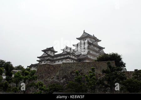 Zu Fuß näher an Himeji Castle (das ist auch als "white heron") auf einem Hügel auf einem bewölkten Tag. Pic im August 2017 aufgenommen wurde. Stockfoto