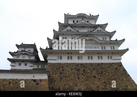 Zu Fuß näher an Himeji Castle (das ist auch als "white heron") auf einem Hügel auf einem bewölkten Tag. Pic im August 2017 aufgenommen wurde. Stockfoto