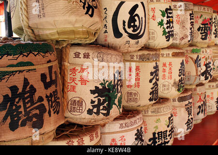 Die Trommeln oder Fässer von Sake (japanischer alkoholische Getränke), wahrscheinlich als eine Opfergabe, die in einem Tempel verwendet. pic in Miyajima, Japan genommen wurde, Juli 2017. Stockfoto