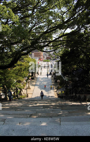 Menschen zu Fuß auf der Treppe in hofu Tenmangu Shrine in Yamaguchi, Japan. Pic im August 2017 aufgenommen wurde. Stockfoto