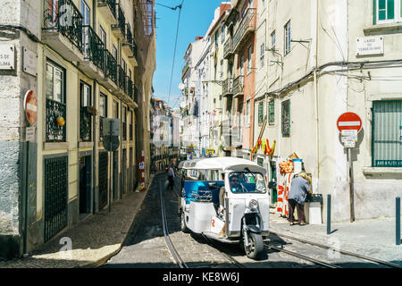 LISSABON, PORTUGAL - 12. AUGUST 2017: Touristen erkunden die alten Straßen von Lissabon-Stadt in Portugal. Stockfoto