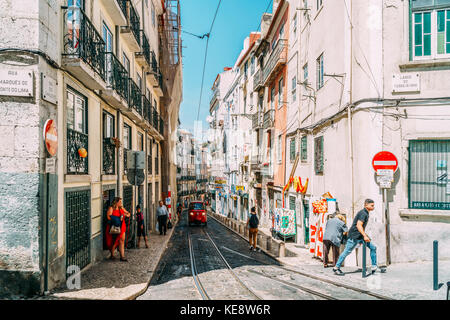 LISSABON, PORTUGAL - 12. AUGUST 2017: Touristen erkunden die alten Straßen von Lissabon-Stadt in Portugal. Stockfoto