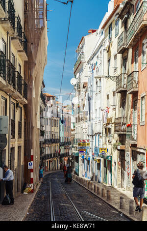 LISSABON, PORTUGAL - 12. AUGUST 2017: Touristen erkunden die alten Straßen von Lissabon-Stadt in Portugal. Stockfoto