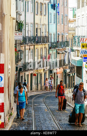 LISSABON, PORTUGAL - 12. AUGUST 2017: Touristen erkunden die alten Straßen von Lissabon-Stadt in Portugal. Stockfoto