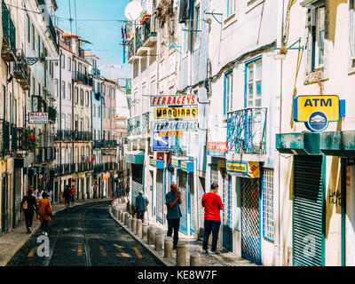 LISSABON, PORTUGAL - 12. AUGUST 2017: Touristen erkunden die alten Straßen von Lissabon-Stadt in Portugal. Stockfoto