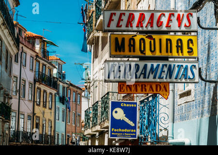 Lissabon, Portugal - 12. August 2017: Vintage store Zeichen in Lissabon Stadt von Portugal Stockfoto