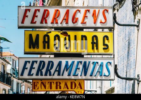 Lissabon, Portugal - 12. August 2017: Vintage store Zeichen in Lissabon Stadt von Portugal Stockfoto