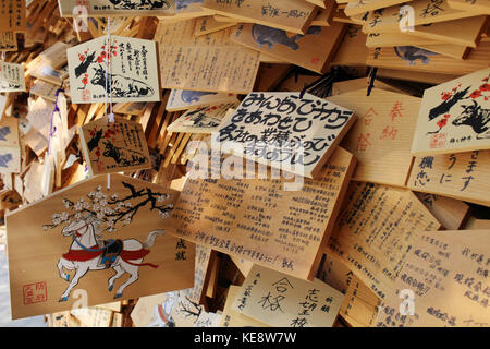 Das Gebet Plaketten namens 'ema' in Japan. Es enthält ein Wunsch von Menschen. Pic im August 2017 aufgenommen wurde. Übersetzung: 'Gebete in japanischen' Stockfoto