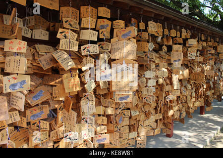 Das Gebet Plaketten namens 'ema' in Japan. Es enthält ein Wunsch von Menschen. Pic im August 2017 aufgenommen wurde. Übersetzung: 'Gebete in japanischen' Stockfoto