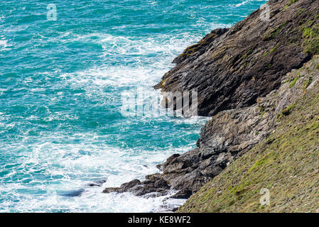 Wellen gegen die Felsen der Küste von North Cornwall Stockfoto