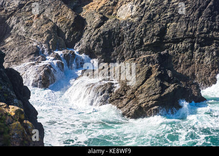 Wellen gegen die Felsen der Küste von North Cornwall Stockfoto