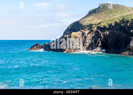 Wellen gegen die Felsen der Küste von North Cornwall Stockfoto