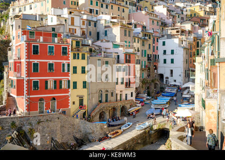 Blick auf die Stadt und den Hafen mit seinen farbenfrohen Häusern in Riomaggiore, Cinque Terre, Ligurien, Italien Stockfoto