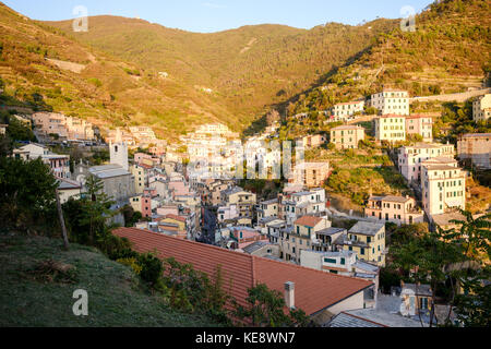 Blick auf die Stadt mit ihren farbenfrohen Häusern in Riomaggiore, Cinque Terre, Ligurien, Italien Stockfoto