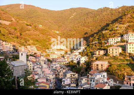 Blick auf die Stadt mit ihren farbenfrohen Häusern in Riomaggiore, Cinque Terre, Ligurien, Italien Stockfoto