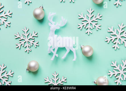Elegante Weihnachten Neujahr Grußkarte Plakat weiße Rentier Schneeflocken Kugeln Muster auf türkis-blauen Hintergrund. Kopieren Sie Raum. im skandinavischen Stil. Stockfoto