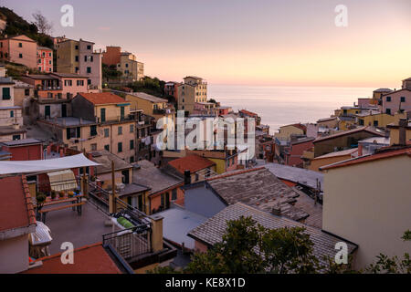 Blick auf die Stadt mit ihren farbenfrohen Häusern in Riomaggiore, Cinque Terre, Ligurien, Italien Stockfoto