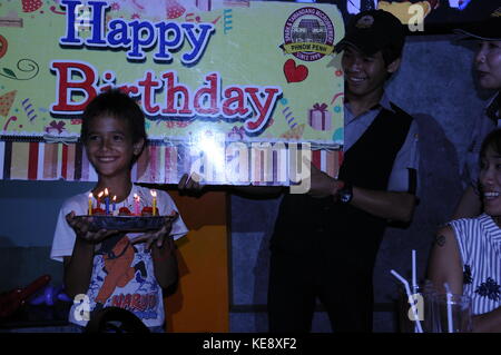 Gemischten rennen Junge (KAMBODSCHANISCHEN - Amerikanische) feiert seinen zehnten Geburtstag am Funken & Tawandang micro-Brauerei, Phnom Penh, Kambodscha. © kraig Lieb Stockfoto