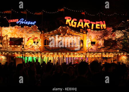 Menschenmassen versammeln sich um die Feierlichkeiten im Hyde Park, Winter Wonderland, 14. 2013. Dezember, London, England. Stockfoto