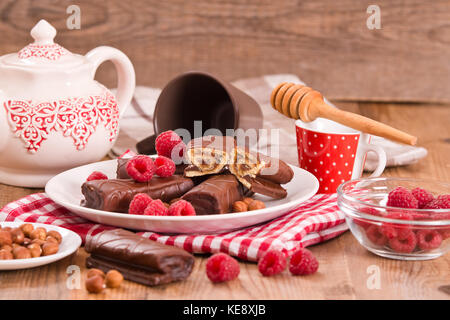 Schokolade Rollen mit Haselnüssen und Himbeeren. Stockfoto