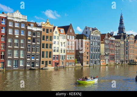 Die berühmten tanzenden Häuser Damrak canal int er Zentrum von Amsterdam Stockfoto