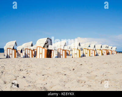 Strand korbsesseln an der Ostseeküste Stockfoto