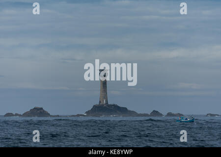 Longships Leuchtturm mit den Manacles Rocks Stockfoto